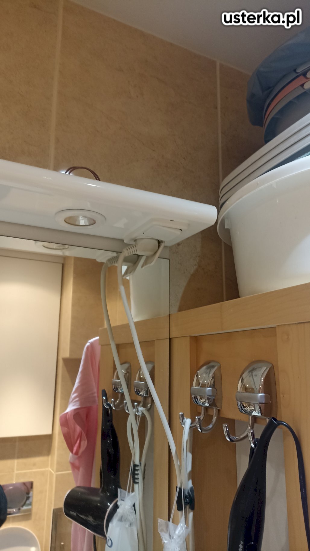 Poprawiono mocowanie przewodów, zdiagnozowano uszkodzenie gniazda żarówki powodujące brak połączenia. Zalecana wymiana oprawy – klient został poinformowany o konieczności zakupu nowej.