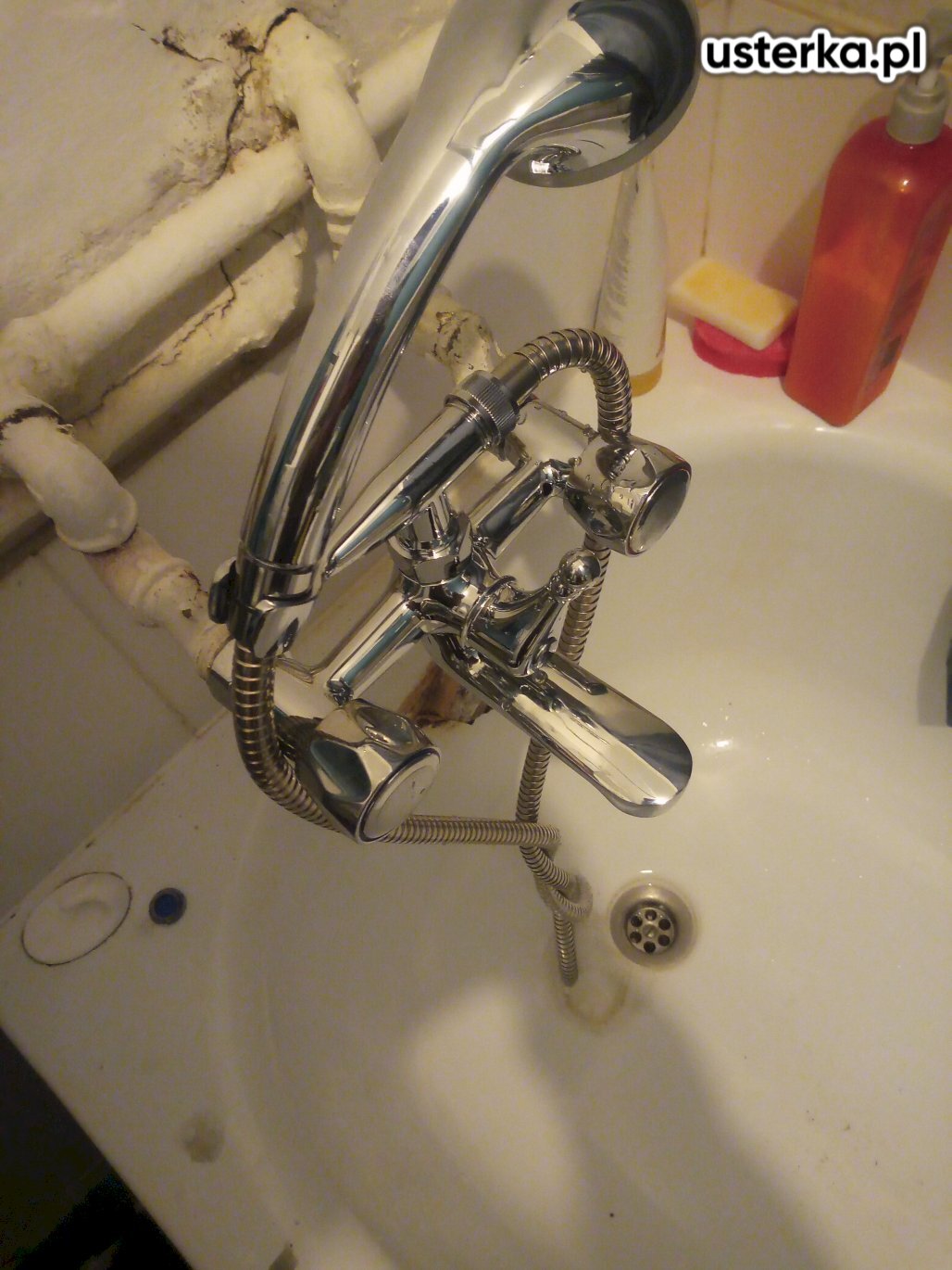 Wymieniłem baterię w łazience na nową, usuwając problem z cieknącą wodą.