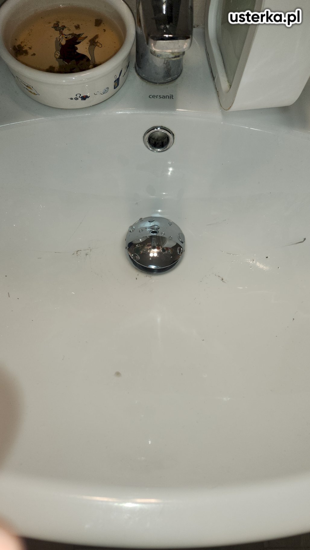 Montaż nowego korka klik-klak w umywalce łazienkowej.