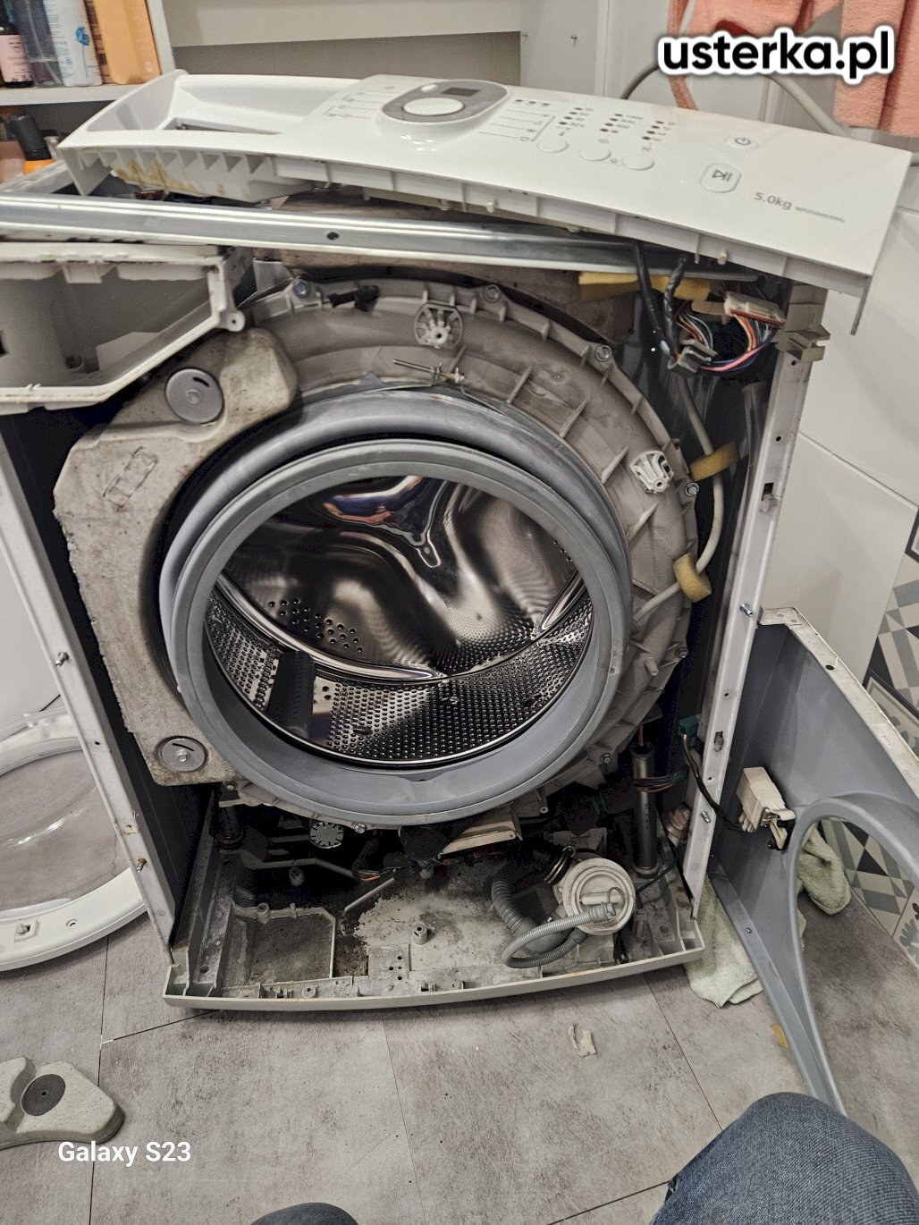 Przyczyną wycieku wody z pralki Samsung było zsunięcie się dolnej części fartucha z bębna. Po prawidłowym założeniu fartucha i przeprowadzeniu testów pralka działa poprawnie, nie stwierdzono dalszych wycieków.