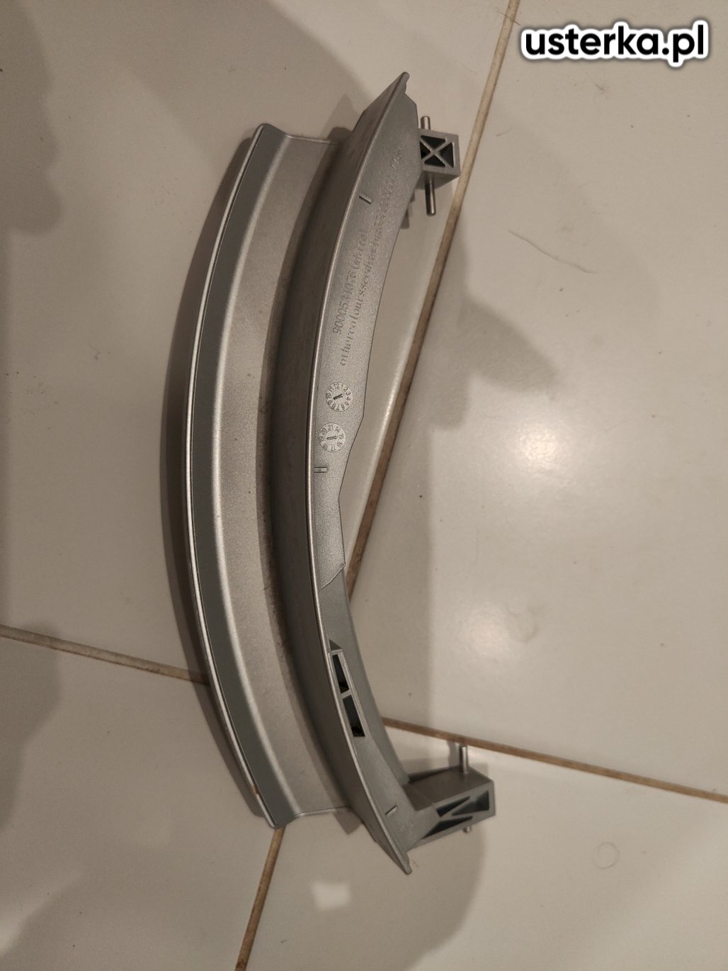 Przeprowadzono diagnostykę pralki Bosch – stwierdzono uszkodzenie zaczepu w uchwycie drzwi. Ustalono konieczność zamówienia części i wykonania naprawy.