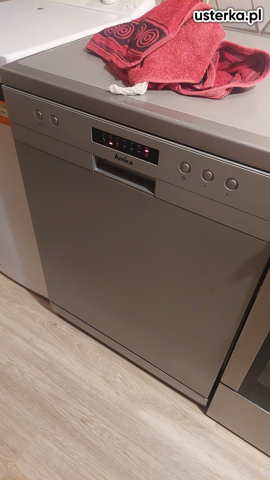 Po przyjeździe stwierdziłem wodę w misie ociekowej, co spowodowało przejście zmywarki w tryb awaryjny. Po usunięciu wody i sprawdzeniu szczelności urządzenie działa prawidłowo.