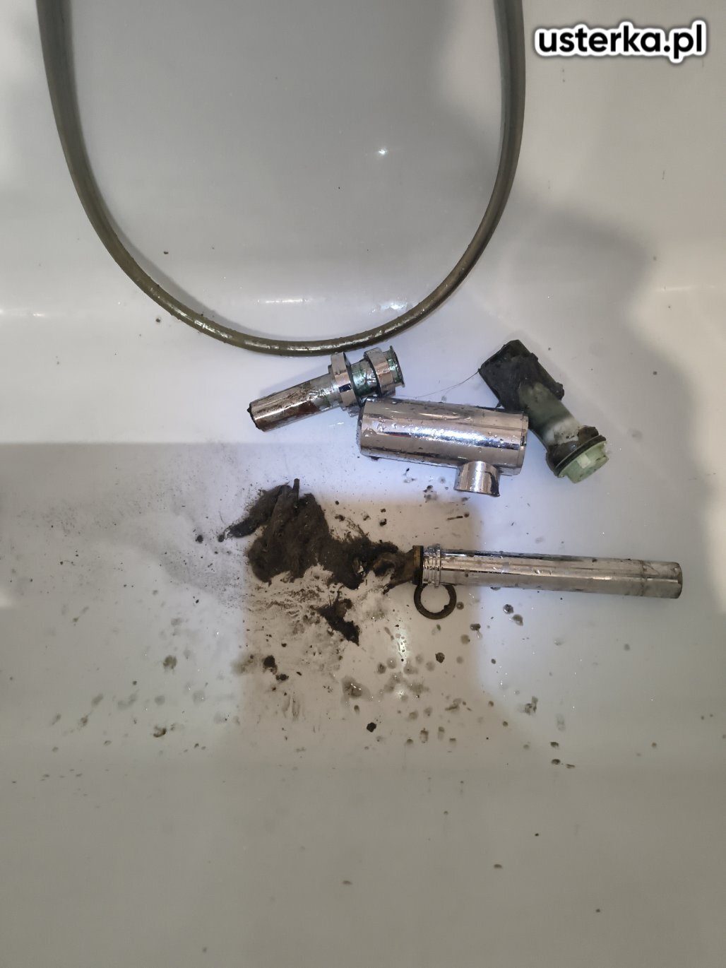 Udrożniono instalację pod umywalką i zlewem oraz wyczyszczono sitko w baterii umywalki.