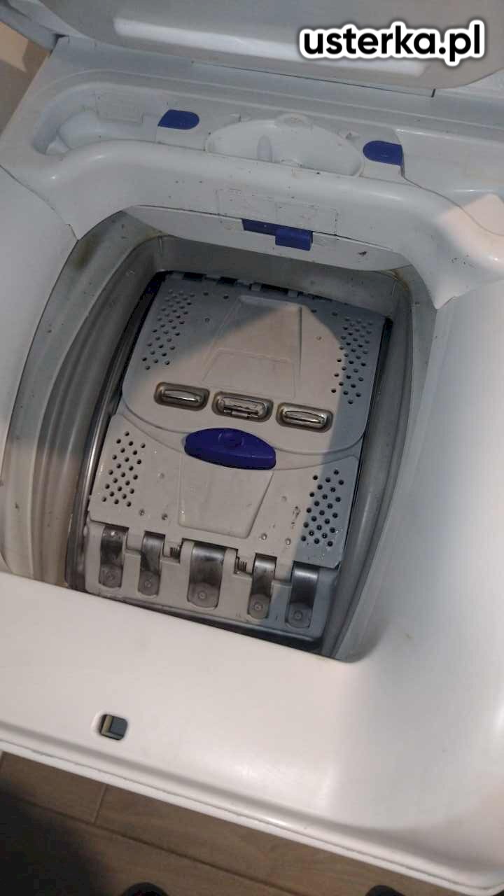 Stwierdzono uszkodzenie łożysk bębna oraz wanny pralki.