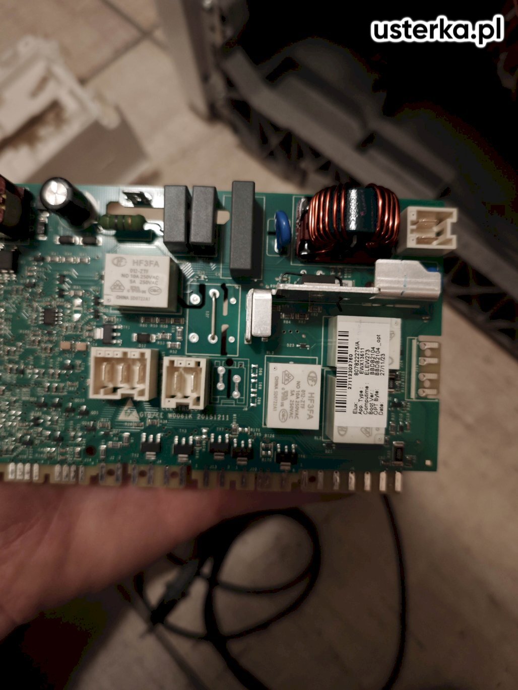 Stwierdzono uszkodzenie sterownika pralki oraz gniazdka elektrycznego w wyniku zwarcia na płytce.