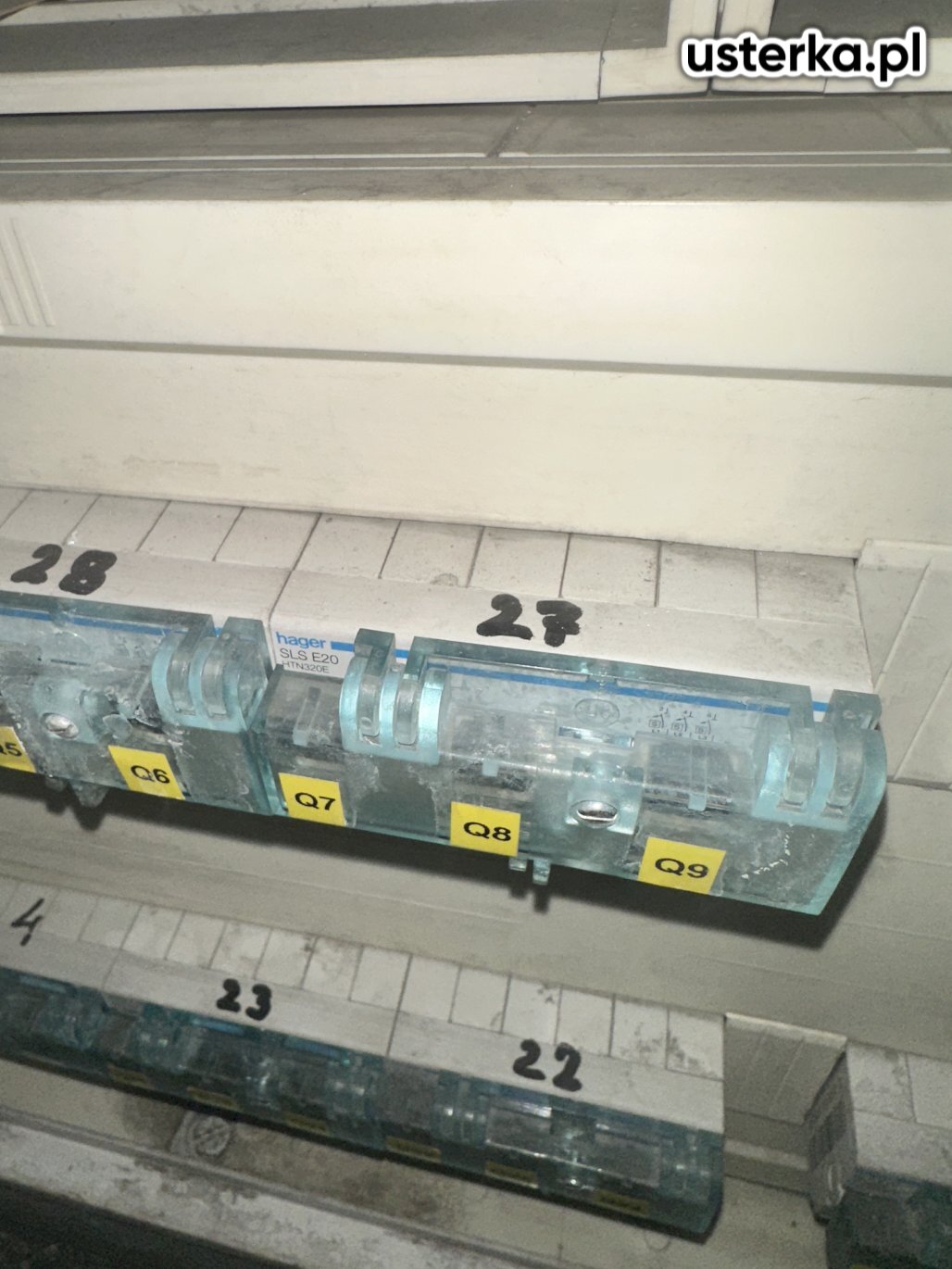 Brak zasilania w apartamencie wynikał z braku fazy w rozdzielni głównej. Usterka została usunięta i prąd powrócił. W przypadku ponownego wystąpienia problemu proszę zwrócić uwagę, który sprzęt był używany, ponieważ możliwe jest zwarcie powodowane przez jedno z urządzeń.