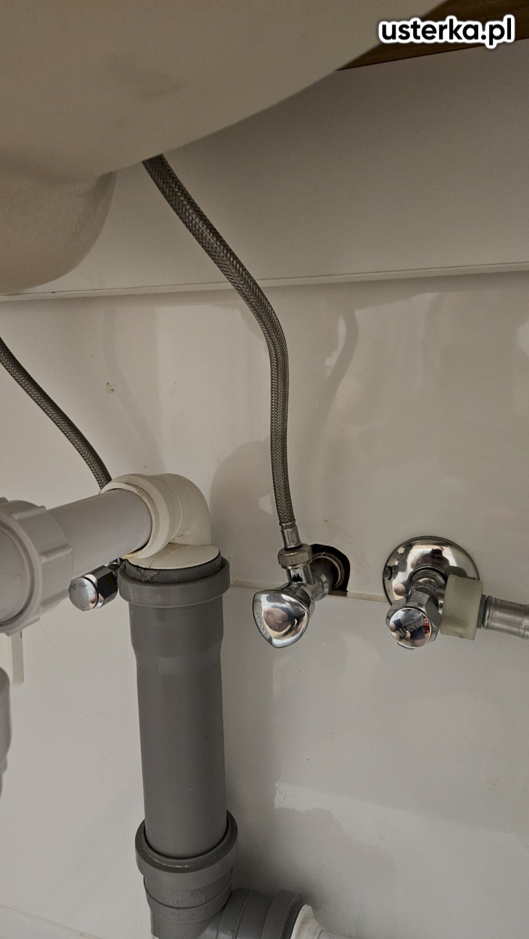 Wymiana zaworu zimnej wody pod umywalką oraz kontrola szczelności instalacji i sprawdzenie ewentualnych uszkodzeń.