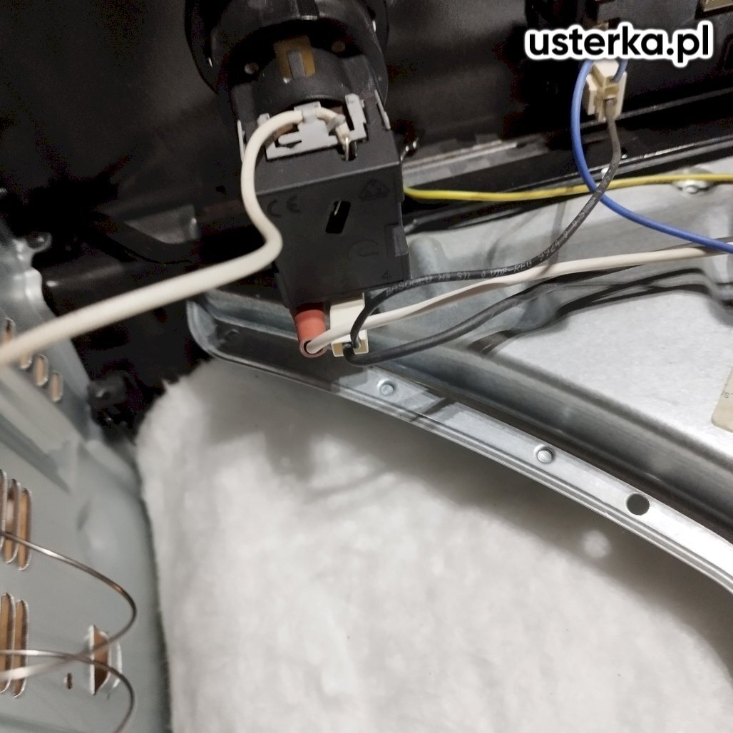 Zgłoszono problem z przegrzewaniem piekarnika Beko. W trakcie diagnozy stwierdzono niesprawność termostatu – urządzenie nagrzewało się znacznie powyżej zadanej temperatury. Po wymianie termostatu piekarnik działa prawidłowo, a temperatura odpowiada ustawieniom.