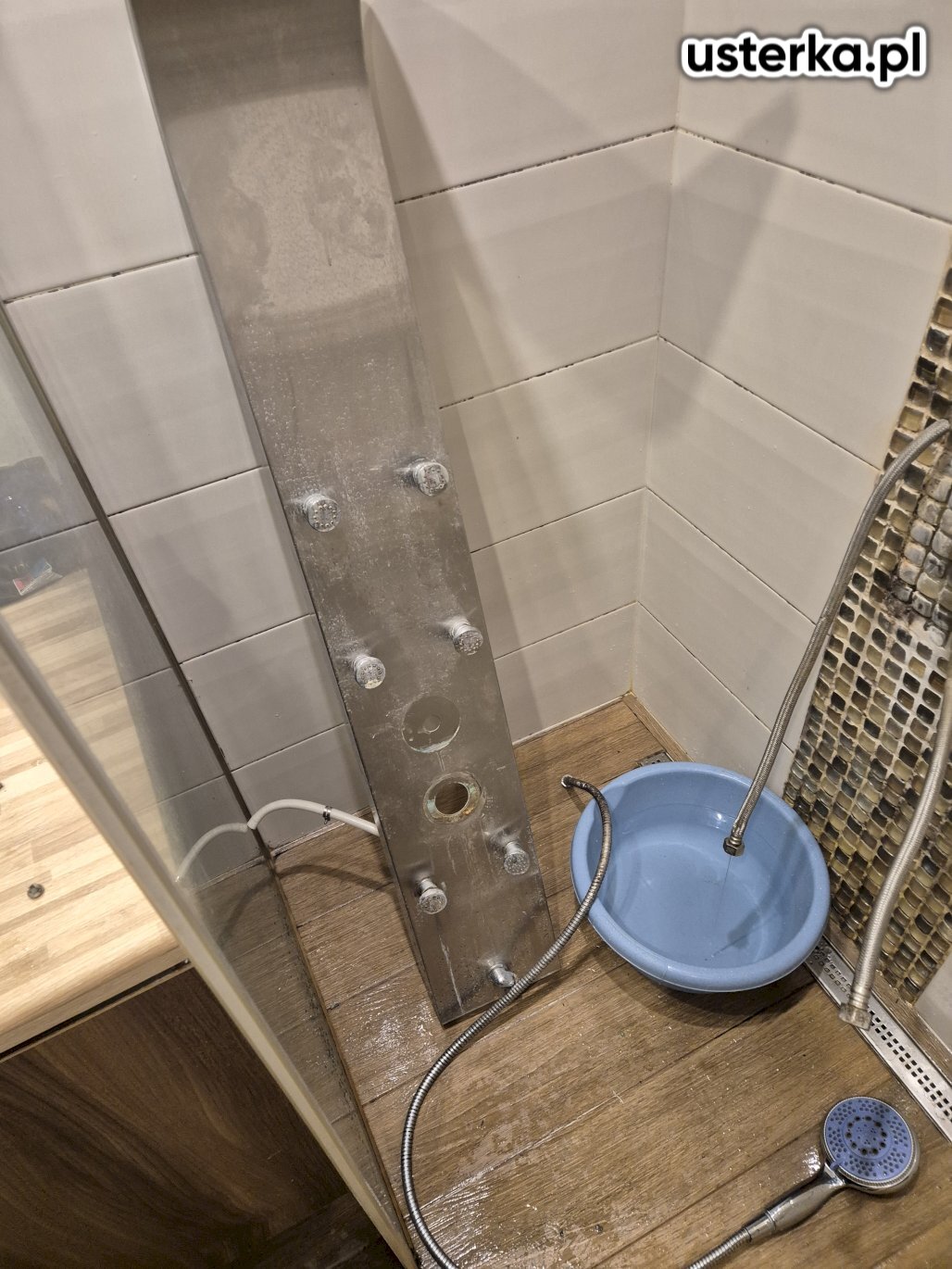 Wykonano demontaż systemu głowic w deszczownicy w celu naprawy uszkodzonego pokrętła regulacji temperatury wody.