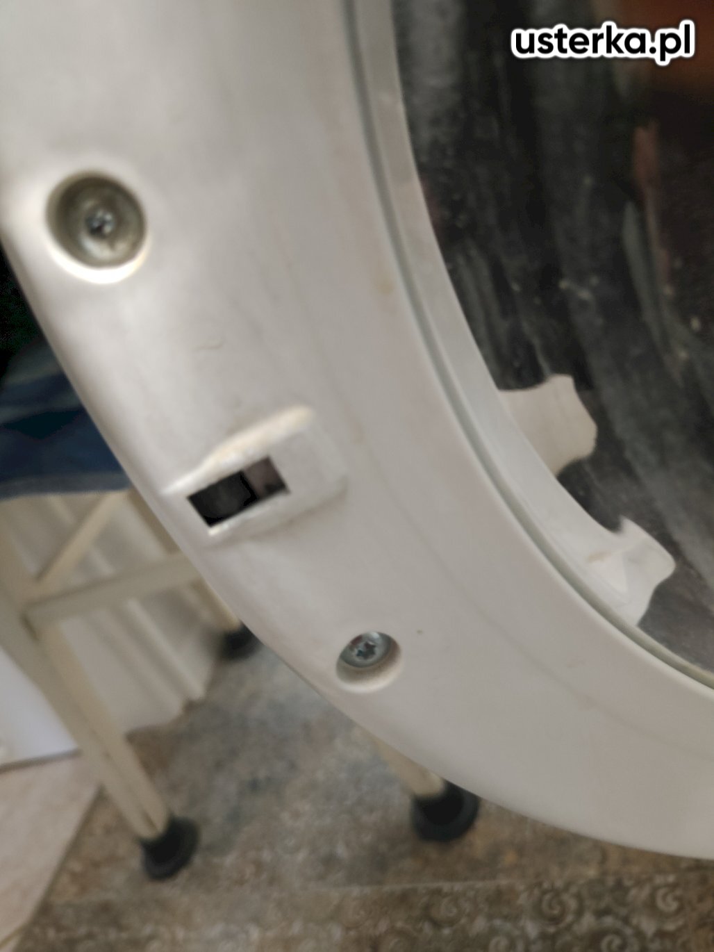 W pralce Electrolux uszkodzeniu uległ uchwyt blokujący drzwiczki oraz sama blokada. 