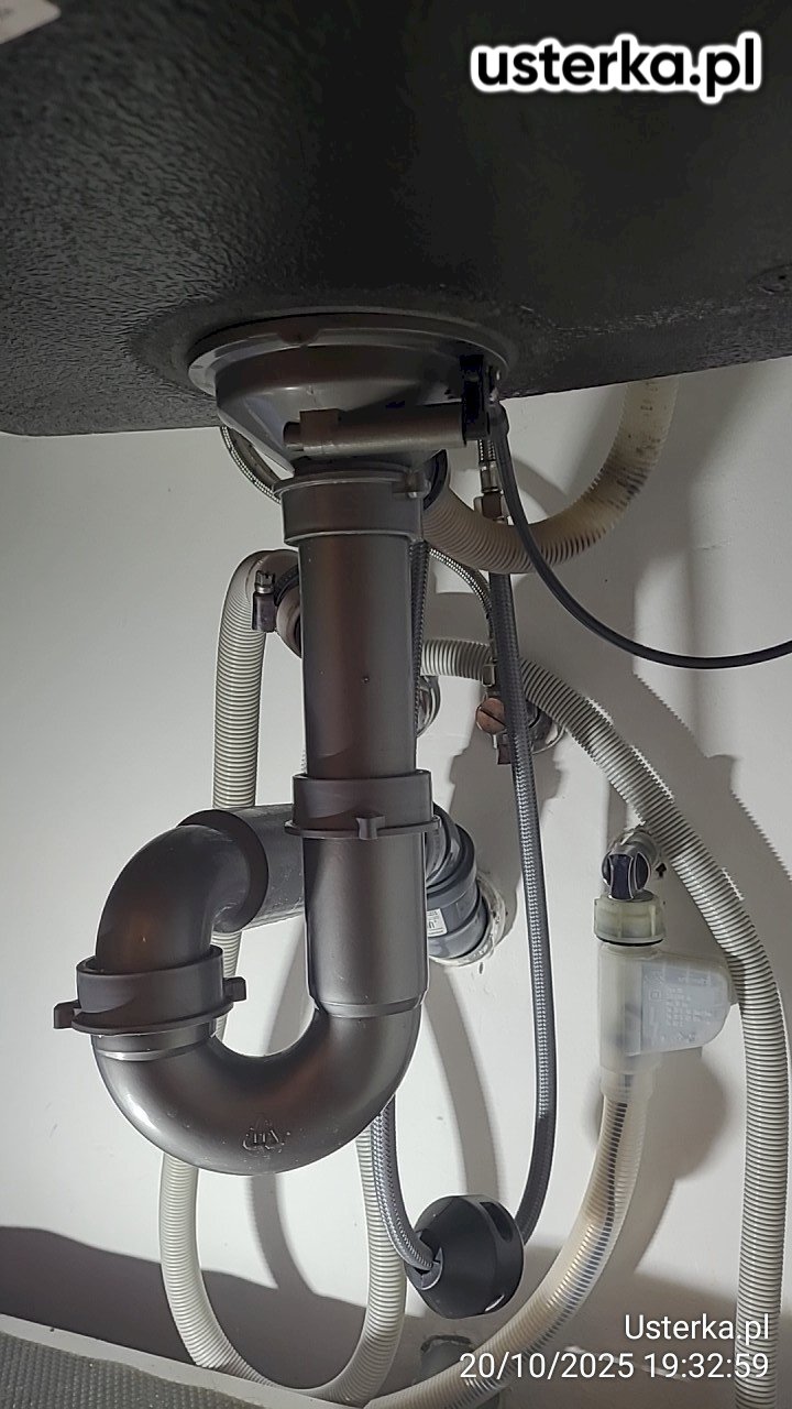 Sprawdzono zgłoszony wyciek; stwierdzono poluzowanie syfonu zlewozmywaka. Dokonano korekty połączeń syfonu i zaworu spustowego oraz sprawdzono szczelność i prawidłowe odprowadzenie wody ze zmywarki.