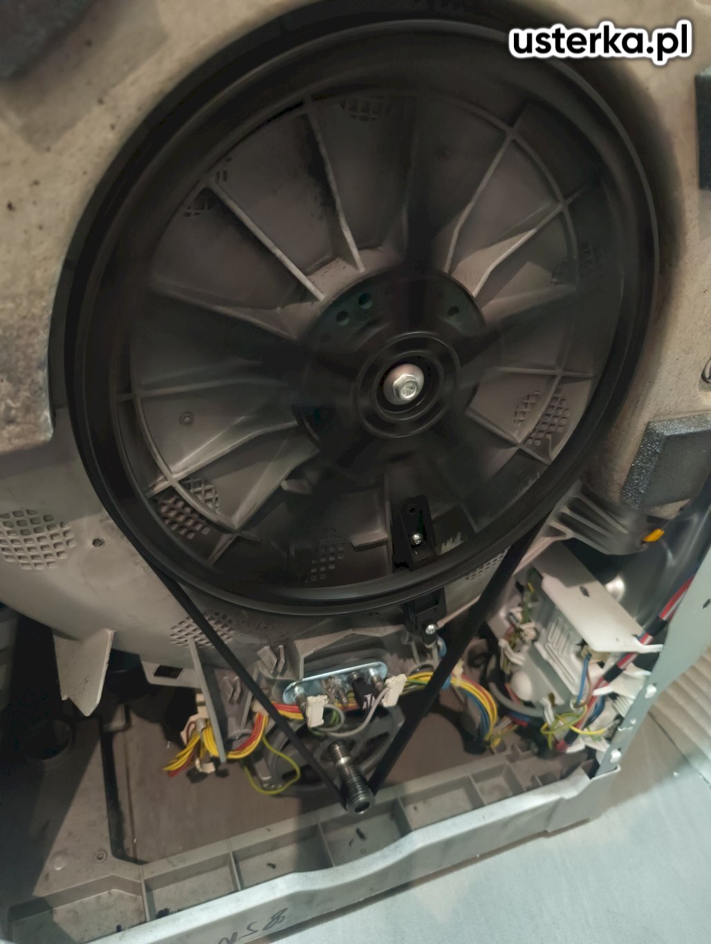 Poluzowane koło zamachowe spowodowało ześlizgnięcie się paska. Koło zostało dokręcone, pasek zamontowany na miejsce. Pralka sprawdzona na programie wirowania – działa prawidłowo.