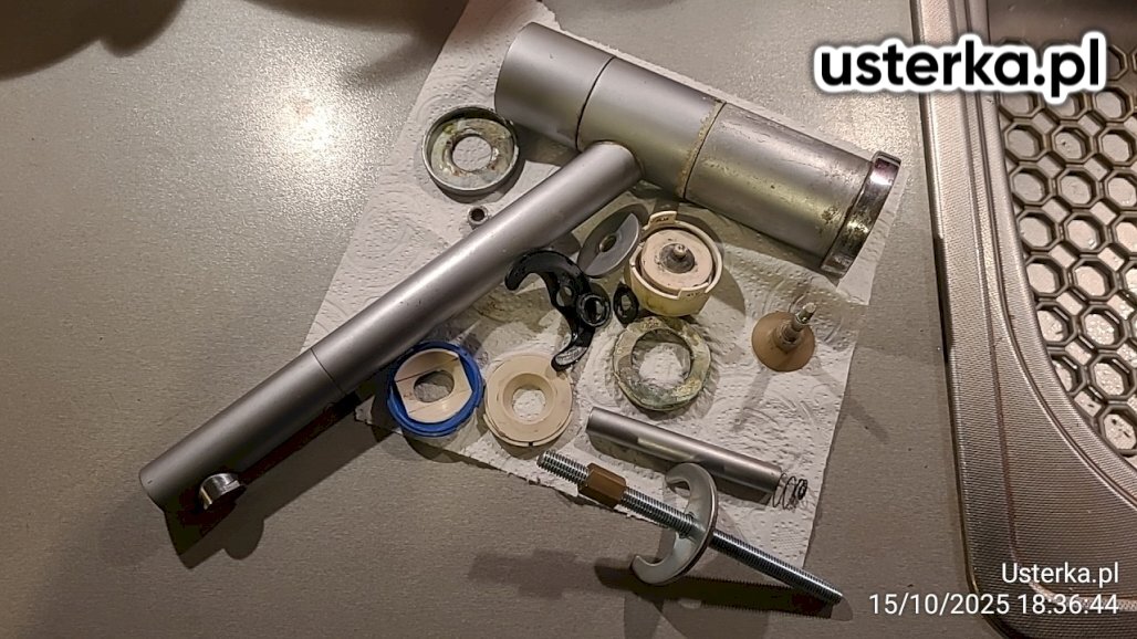 Sprawdzono zgłoszony problem i podjęto próbę naprawy baterii kuchennej, jednak nie było możliwości przywrócenia jej pełnej sprawności. Wymieniono baterię na nową, dostarczoną przez klientkę. Dodatkowo naprawiono zawiasy i zamontowano drzwi szafki kuchennej.