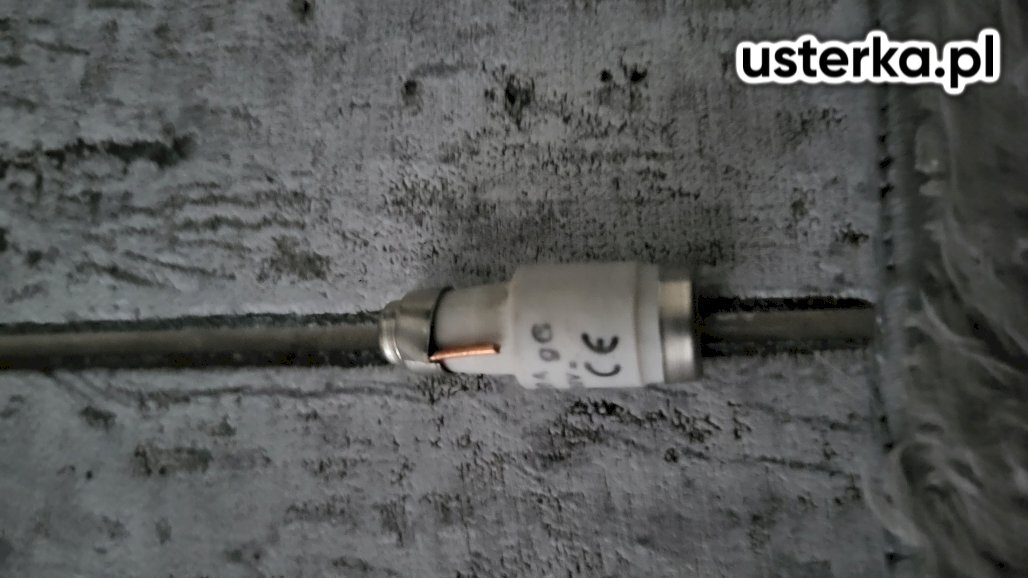 Przyczyną braku zasilania oświetlenia był niewłaściwie zamontowany i przepalony bezpiecznik topikowy przy liczniku na klatce schodowej, który dodatkowo został prowizorycznie naprawiony miedzianym drutem. Bezpiecznik został wymieniony na nowy. Napięcie jest prawidłowe, wszystkie obwody w mieszkaniu działają poprawnie.