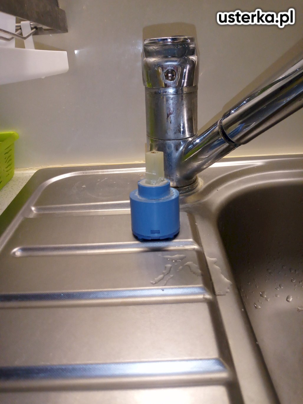 Wymieniono złączkę i głowicę odpływu przy misce ustępowej. Usterka została usunięta.