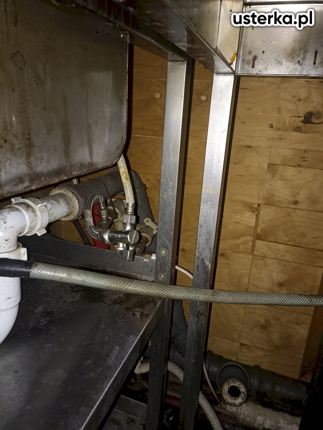 Zlokalizowano uszkodzony zawór zasilający. Wymontowano trójnik z wadliwym zaworem i połączono pozostałe rurki. Wymieniono również uszczelki na nowe. Po zakończeniu prac sprawdzono szczelność instalacji – wycieków nie stwierdzono.