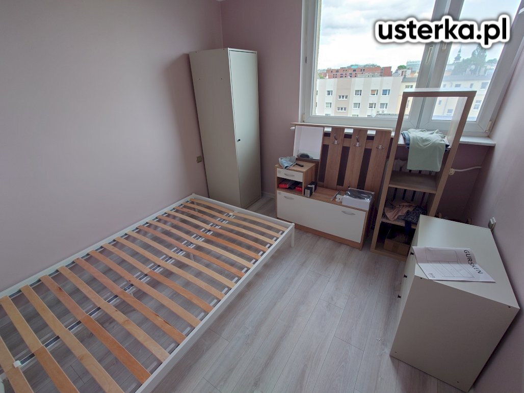 Zmontowano szafę, komodę oraz łóżko z elementów IKEA.