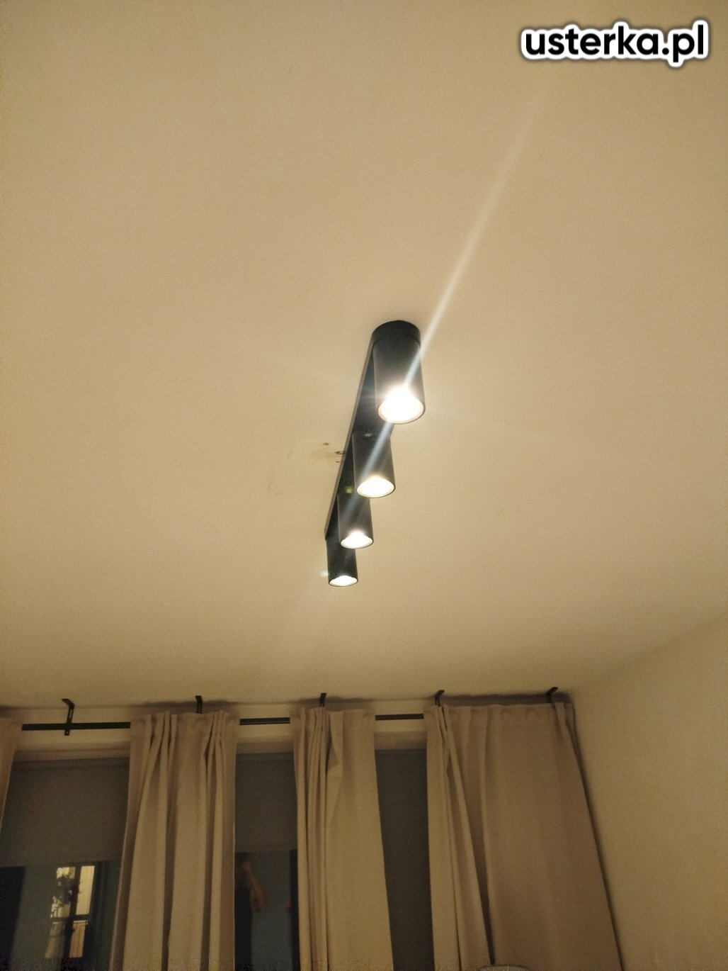 W zakres prac wchodzi demontaż czterech starych lamp sufitowych i montaż czterech nowych, a także wymiana pięciu włączników światła na nowe.