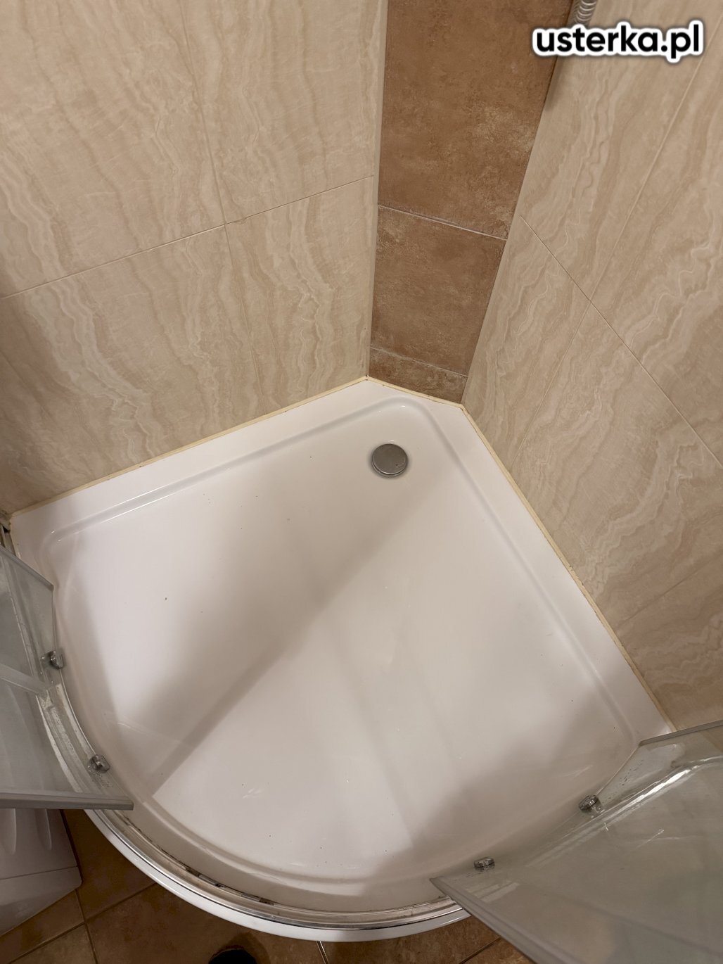 Wymieniłem silikon w brodziku oraz uszczelniłem połączenie rury odpływowej do pralki.