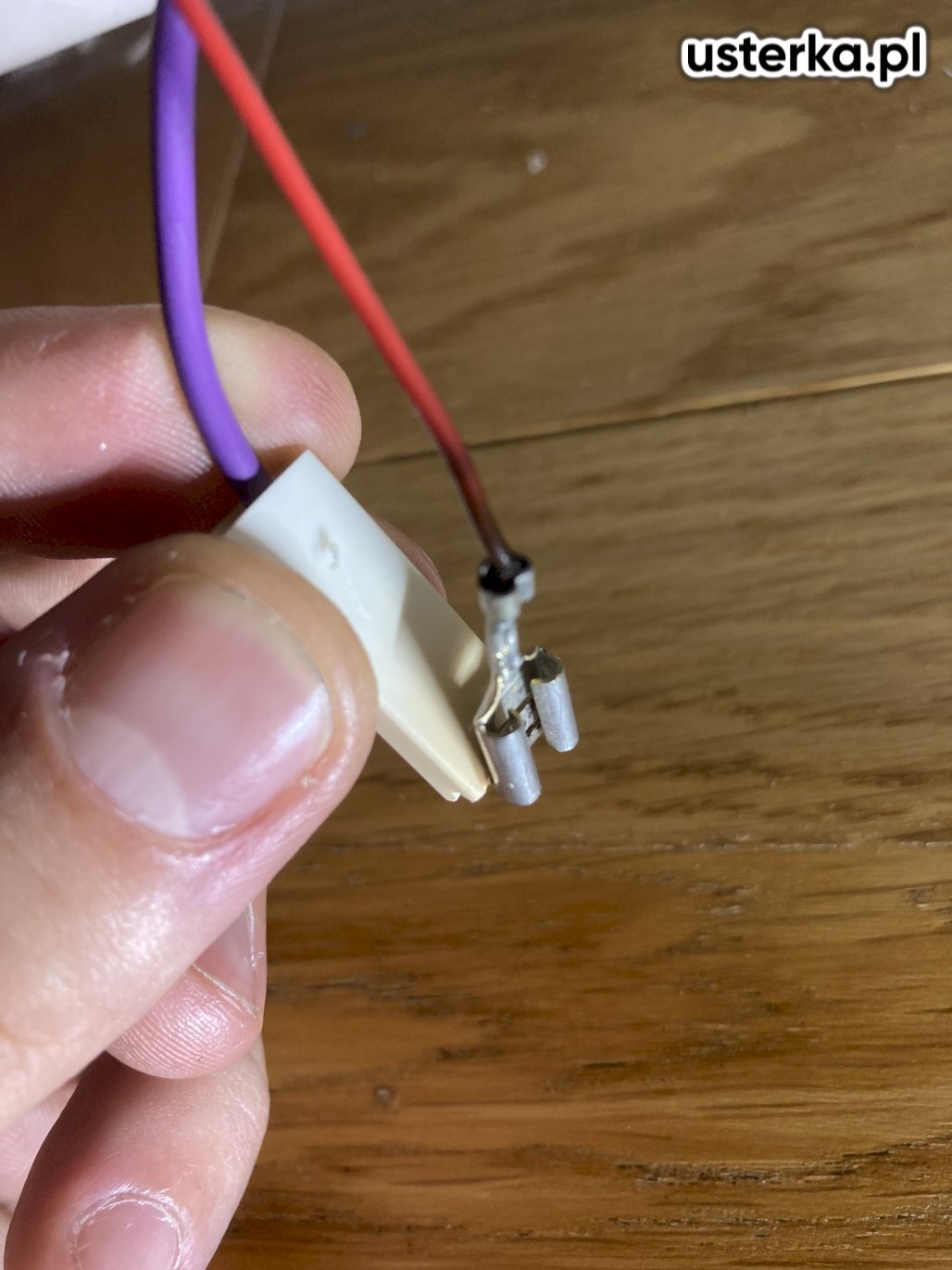 Po diagnostyce stwierdzono przepalenie przewodu od hydrostatu, co powodowało ciągłe odprowadzanie wody przez zmywarkę. Po naprawie urządzenie działa prawidłowo.