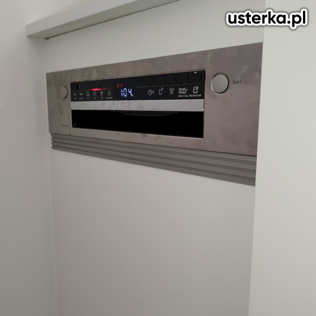 Zgłoszono problem z odprowadzaniem wody w zmywarce Bosch (błąd E:61-03). Przyczyną okazał się plastikowy element blokujący otwór pompy spustowej. Po jego usunięciu zmywarka działa prawidłowo.