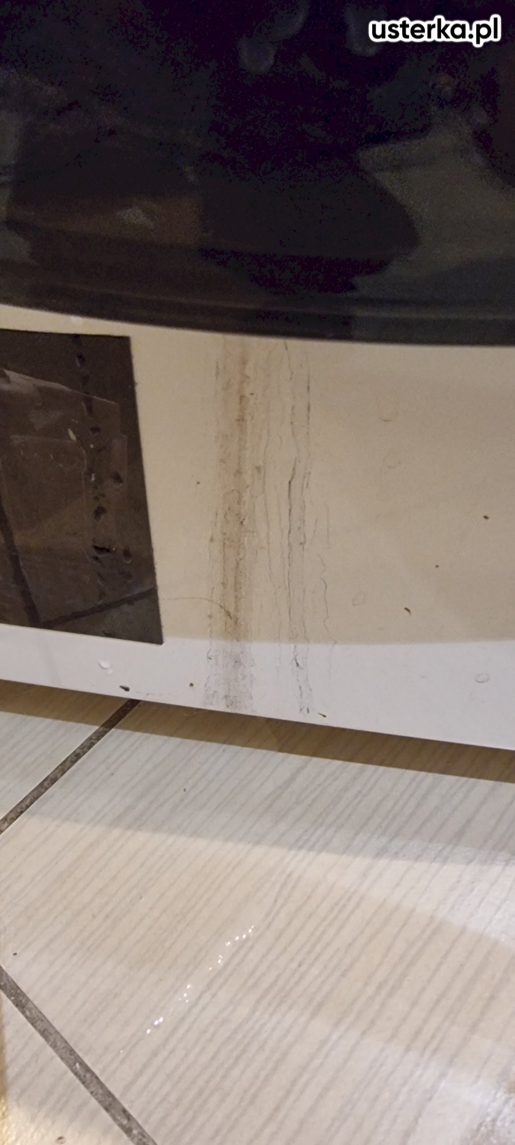 Stwierdzono wyciek wody spod dwóch śrub płaszcza bębna oraz spod kołnierza z przodu pralki.