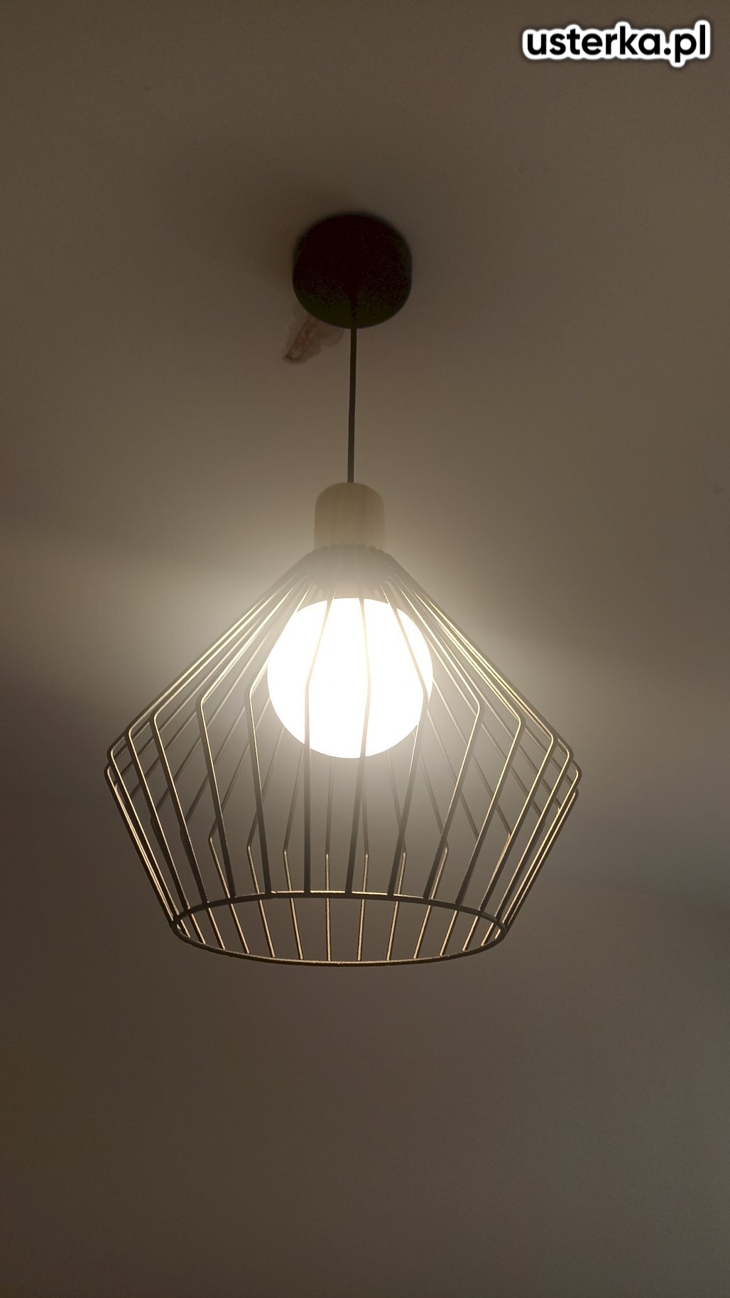 Zamontowano dwie lampy sufitowe oraz lampę boczną zgodnie z życzeniem klienta. Po zakończeniu prac sprawdzono poprawność działania oświetlenia – wszystko funkcjonuje prawidłowo.