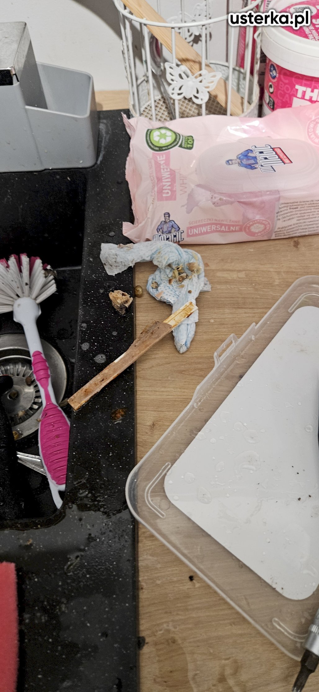 Wyczyszczono śmigła w zmywarce, które były zatkane resztkami jedzenia.