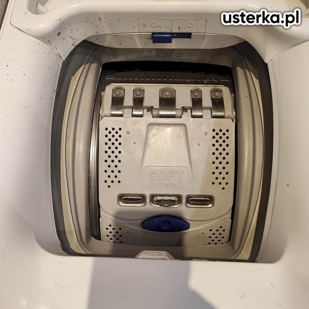 W pralce Electrolux doszło do uszkodzenia bębna oraz zawiasu na skutek zużycia eksploatacyjnego. Naprawa jest nieopłacalna ekonomicznie.