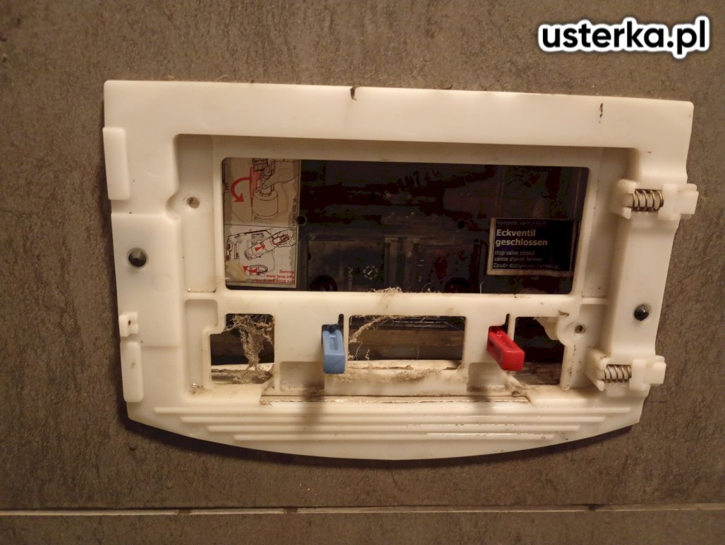 Wymieniłem zawór napełniający w spłuczce podtynkowej, ponieważ był zarośnięty kamieniem. Zawór spustowy został odkamieniony. Toaleta działa prawidłowo.