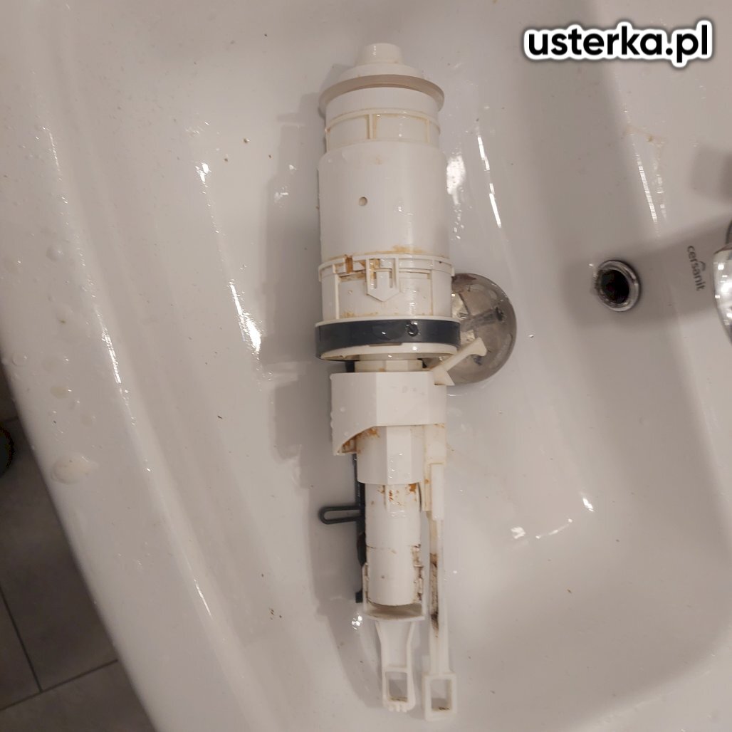 Naprawiono mechanizm spłuczki – przywrócono prawidłowe działanie obu przycisków oraz usunięto problem ciągłego przepływu wody.