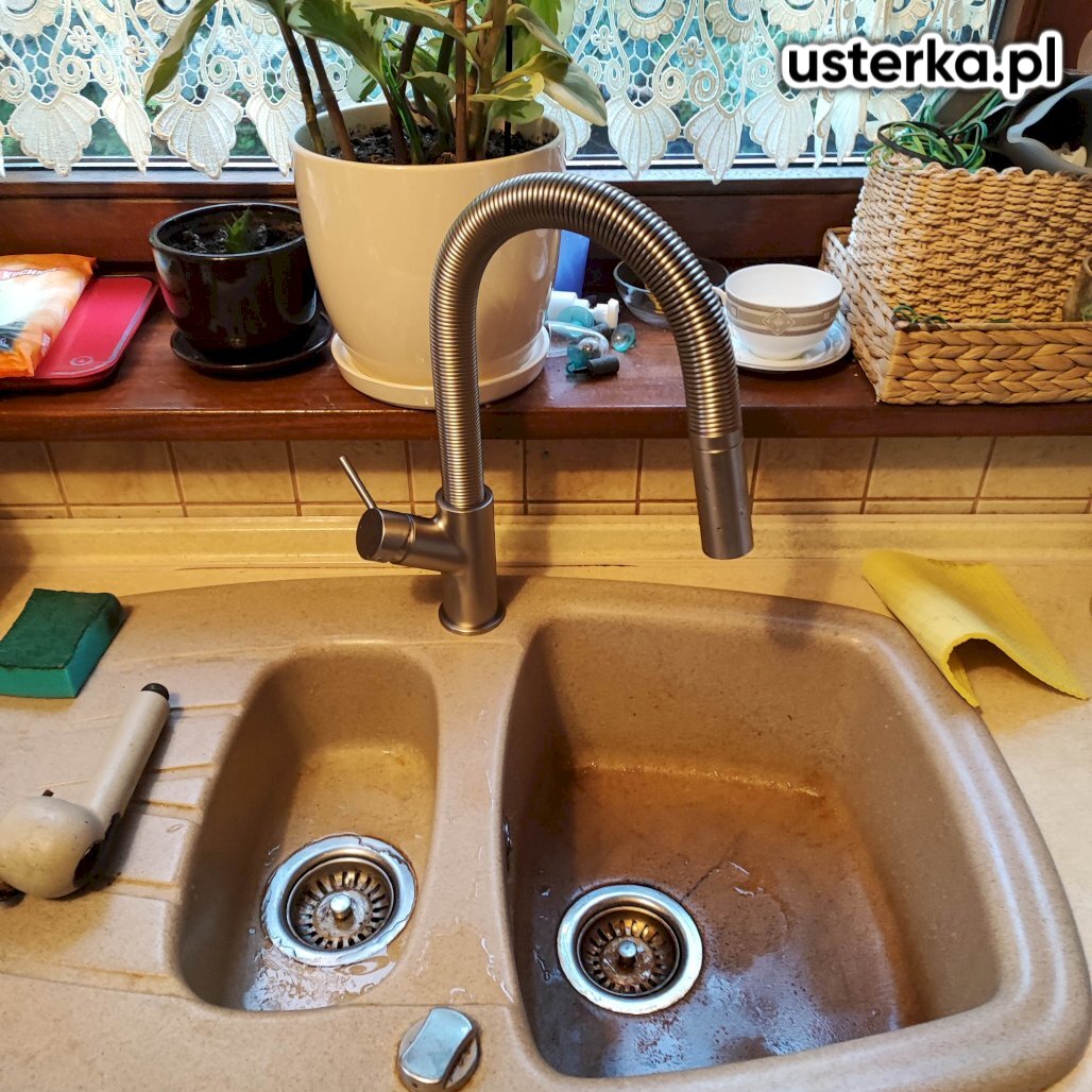 Wymieniono baterię oraz dwa zawory pod zlewem.