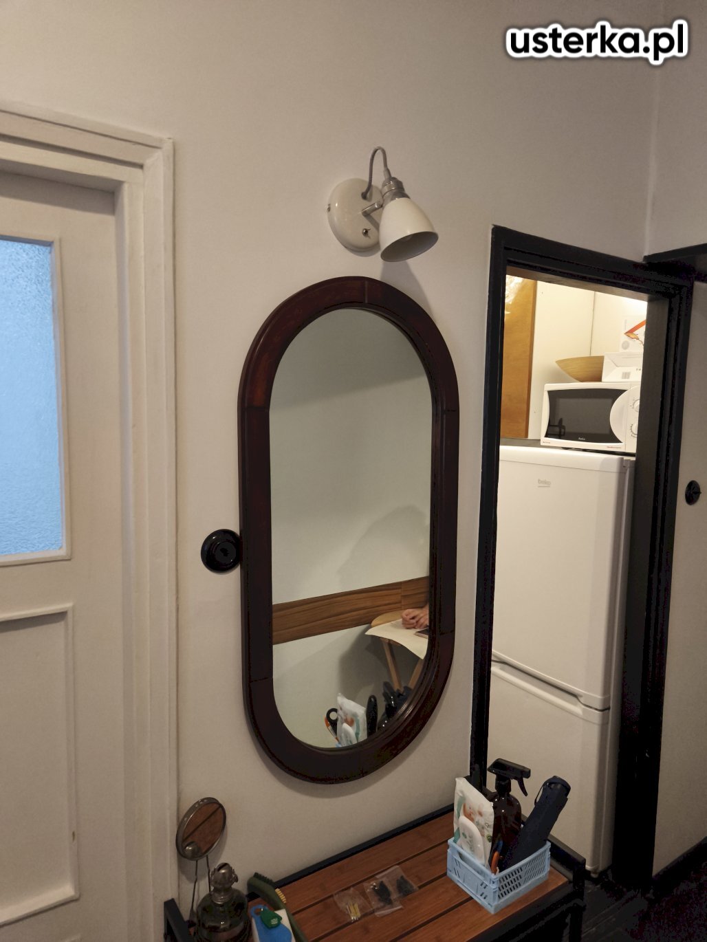 Wykonano demontaż starego okapu i montaż nowego, łącznie z demontażem szafki nad okapem i wykonaniem rewizji do rury wentylacyjnej. Dodatkowo zamontowano nowe oświetlenie w łazience oraz wymieniono śrubę mocującą lustro.