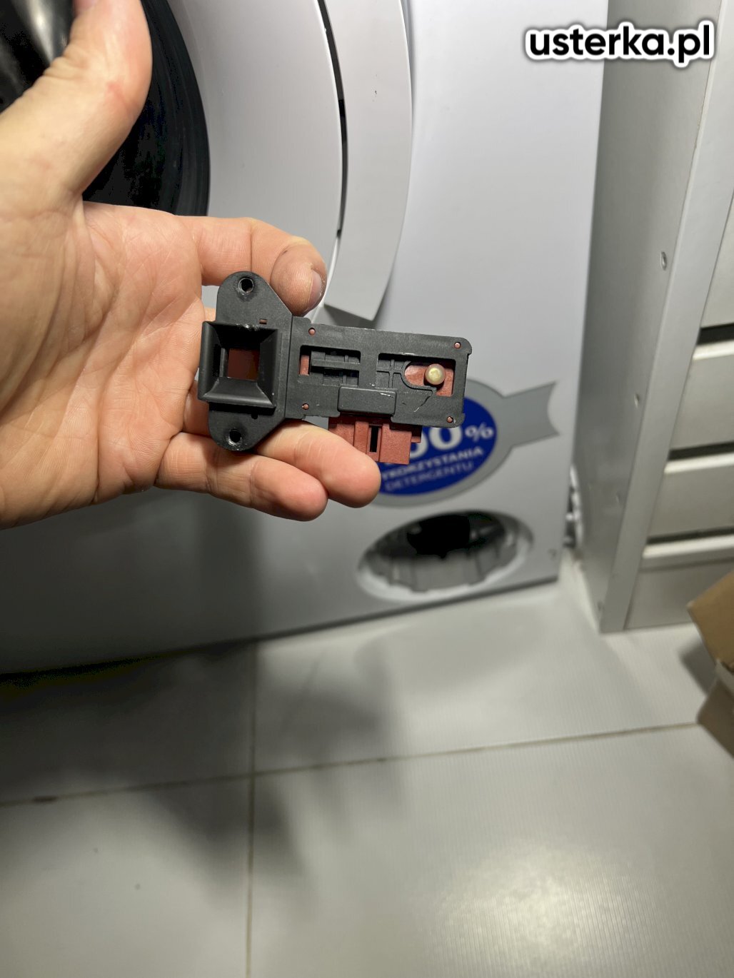 Wymieniono blokadę drzwi w pralce. Urządzenie działa prawidłowo, nie stwierdzono żadnych usterek.