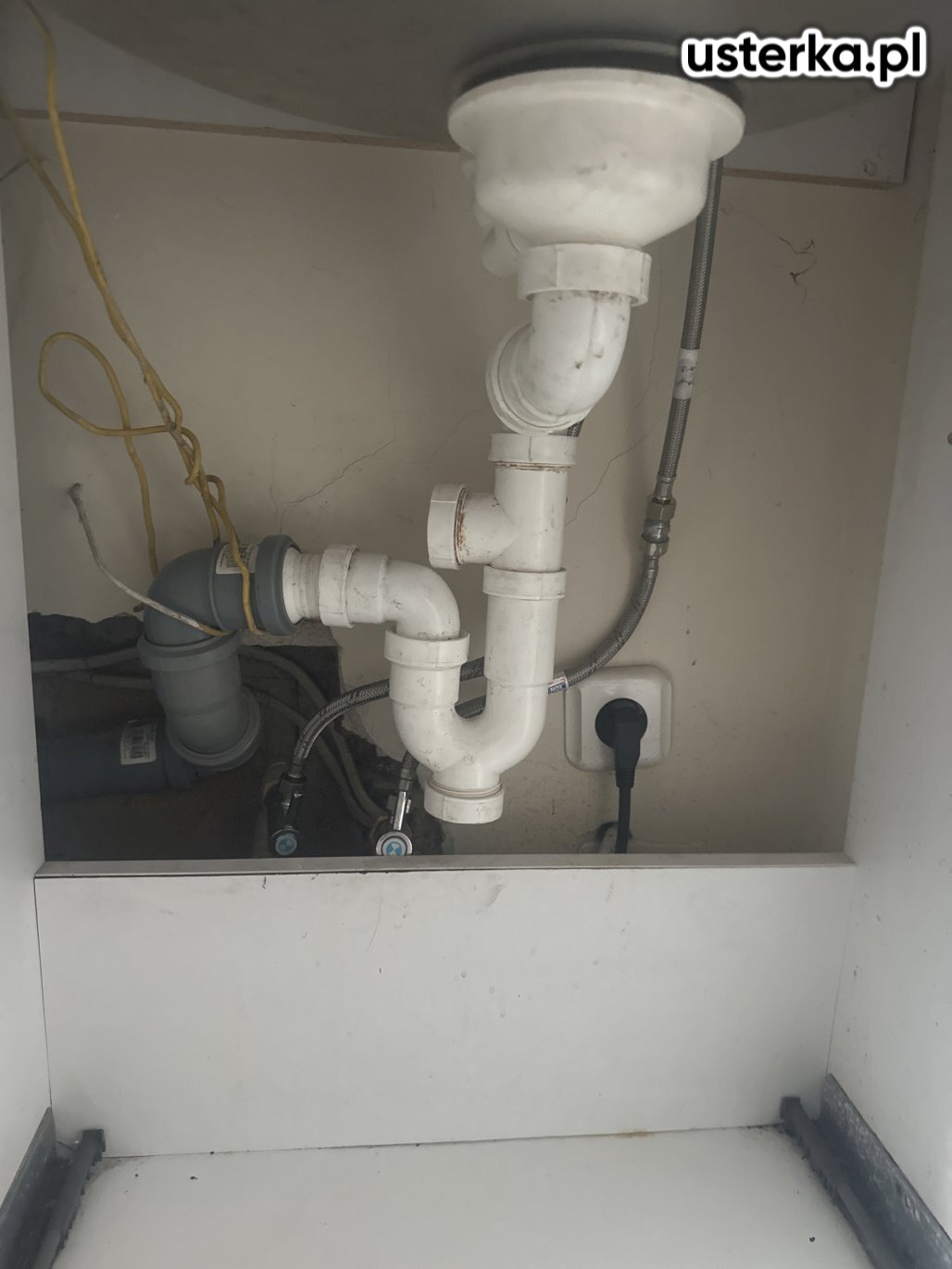 Zgłoszono wyciek spod zlewu. Po demontażu syfonu stwierdzono zużycie uszczelek, które zostały wymienione na nowe. Instalacja po montażu jest szczelna, nie występują wycieki.