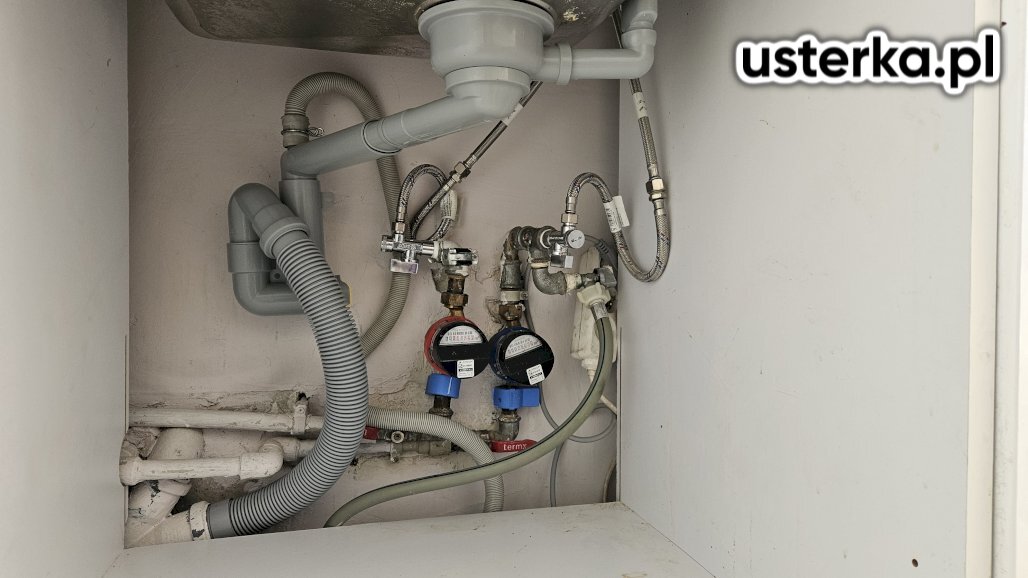Wymieniono syfon kuchenny z powodu nieszczelności i braku odpowiedniej uszczelki.