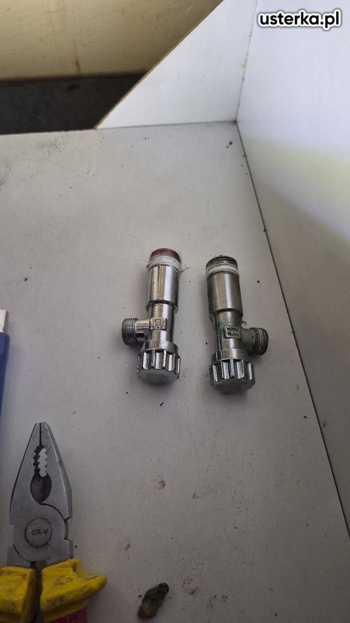 Wymieniłem baterię kuchenną zakupioną przez klienta oraz zamontowałem nowe zawory i wężyki do zimnej i ciepłej wody.