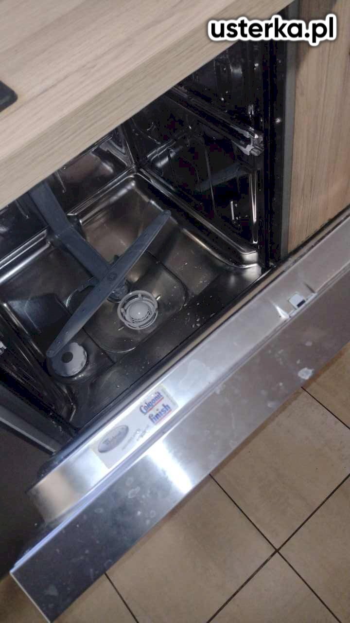 Przyczyną problemu jest zbyt niskie ciśnienie pompy myjącej, co uniemożliwia skuteczne rozpuszczenie tabletki i dokładne umycie naczyń.