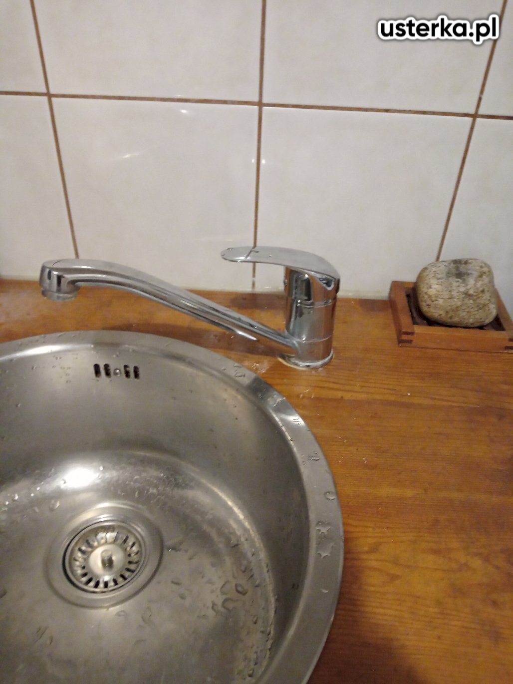 Wykonałem wymianę zaworów spustowego i upustowego w zbiorniku WC oraz usztywniłem baterię kuchenną.