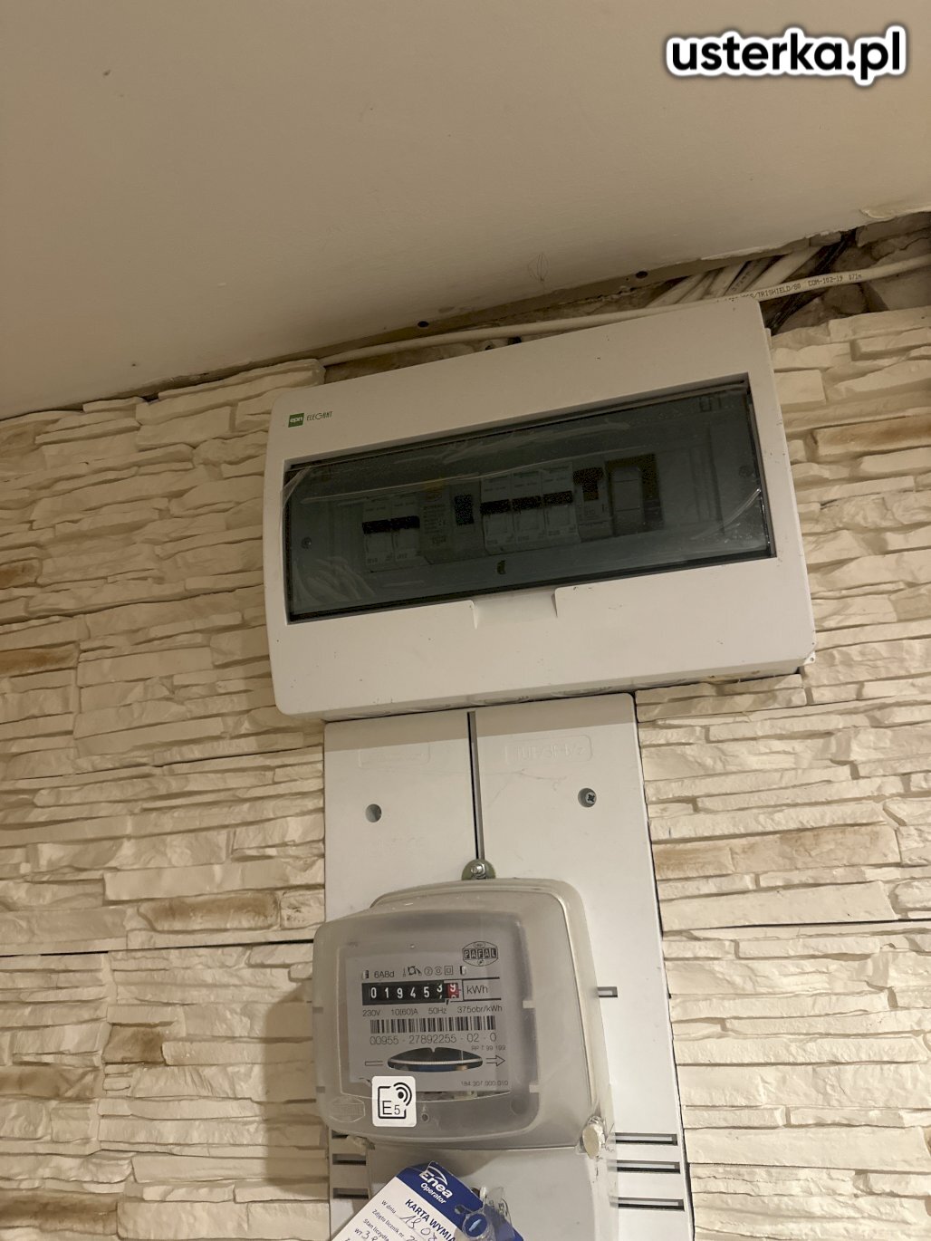 Przyczyną awarii był uszkodzony przewód po podłączeniu grzejnika elektrycznego. Przewód został naprawiony, instalacja działa prawidłowo, a urządzenie funkcjonuje bez zarzutu.