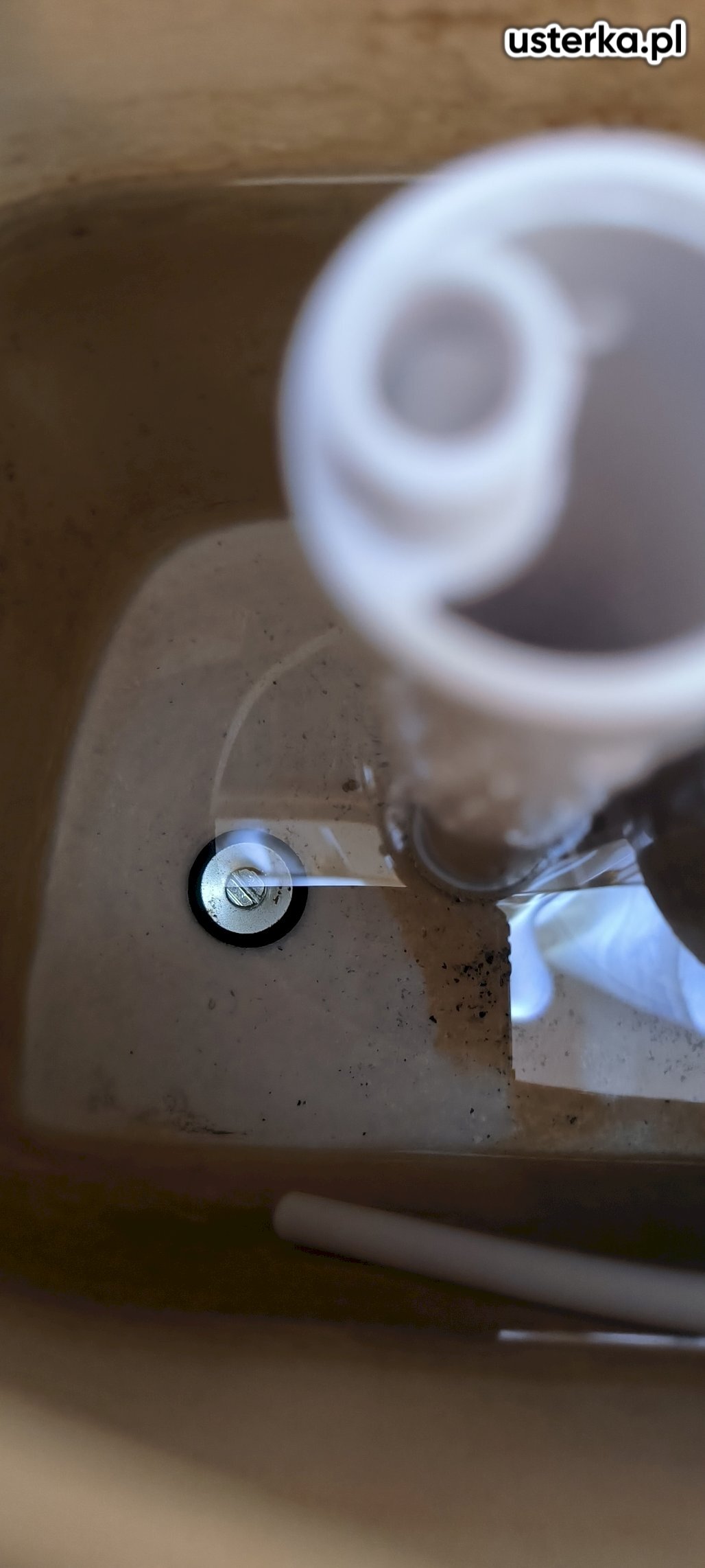 Wymieniono zawór spustowy i napełniający oraz śruby mocujące zbiornik.