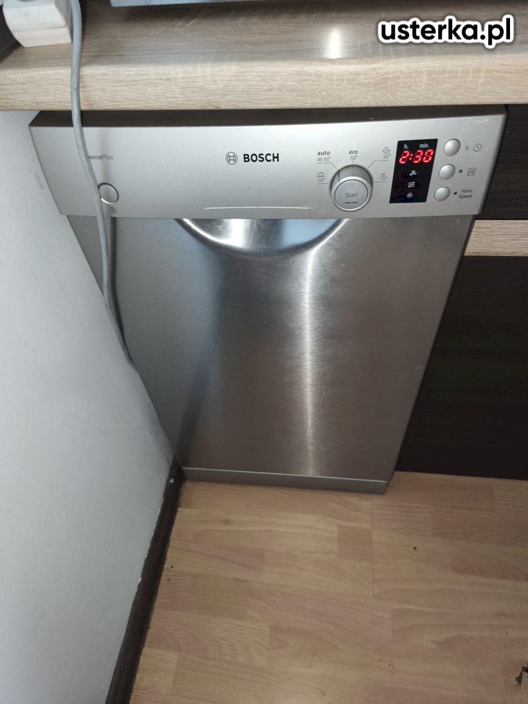 Zmywarka Bosch zgłaszała błąd E24, sugerujący problem z odpływem wody. Po sprawdzeniu pompy i przewodów okazało się, że przyczyną był nieprawidłowo zamontowany przedłużony wąż odpływowy. Po zastosowaniu odpowiedniego łącznika urządzenie działa prawidłowo.