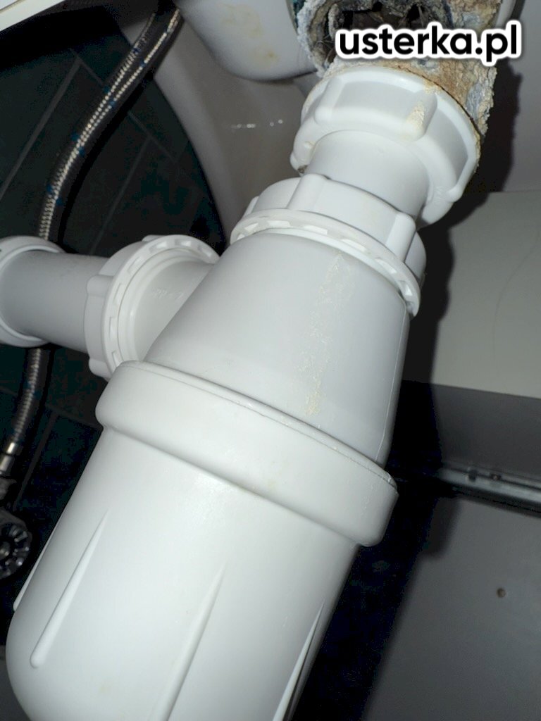 Zdemontowano stary mechanizm klik-klak i oczyściłem powierzchnię odpływu. Wymieniono uszczelki fi 32 oraz zamontowano nowy zestaw klik-klak. Po sprawdzeniu szczelności odpływ działa prawidłowo, bez wycieków i luzów.