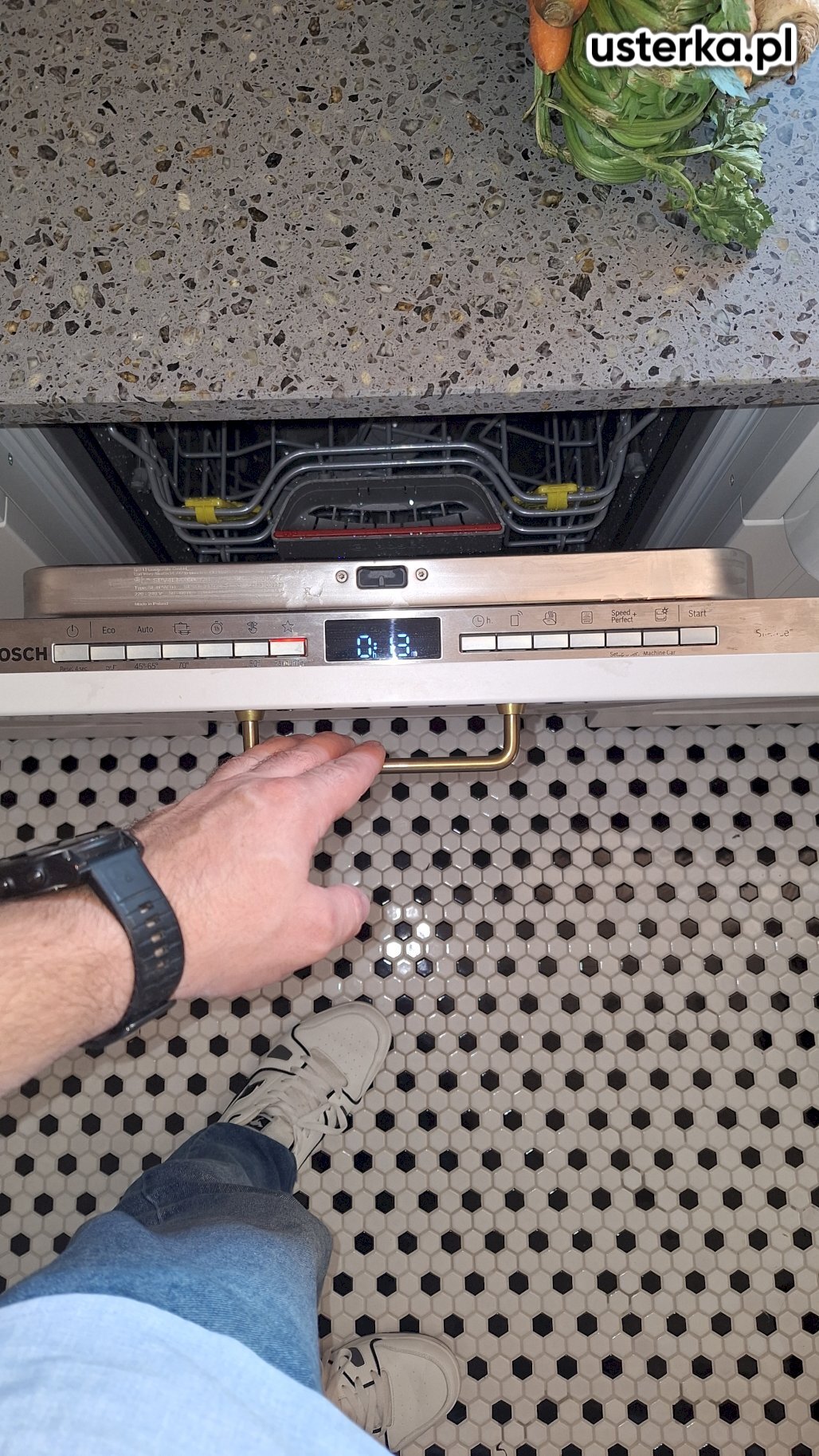 Usunięto wyciek przy pompie odpływowej w zmywarce Bosch, zresetowano system antyzalaniowy oraz sprawdzono szczelność układu. Po naprawie urządzenie działa prawidłowo.