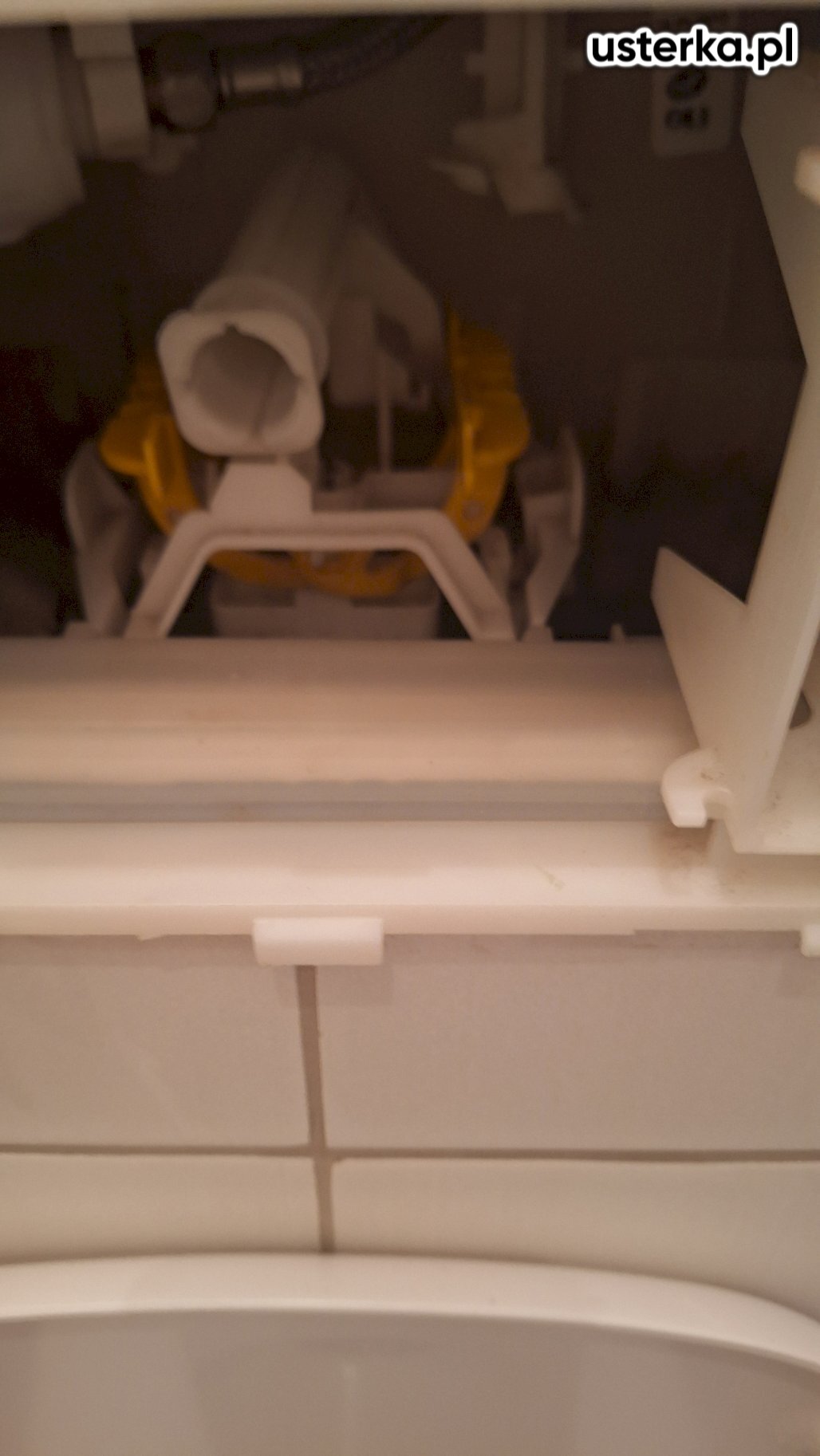 Stwierdzono uszkodzenie mechanizmu spłuczki. Klient otrzymał link do zakupu nowego elementu.