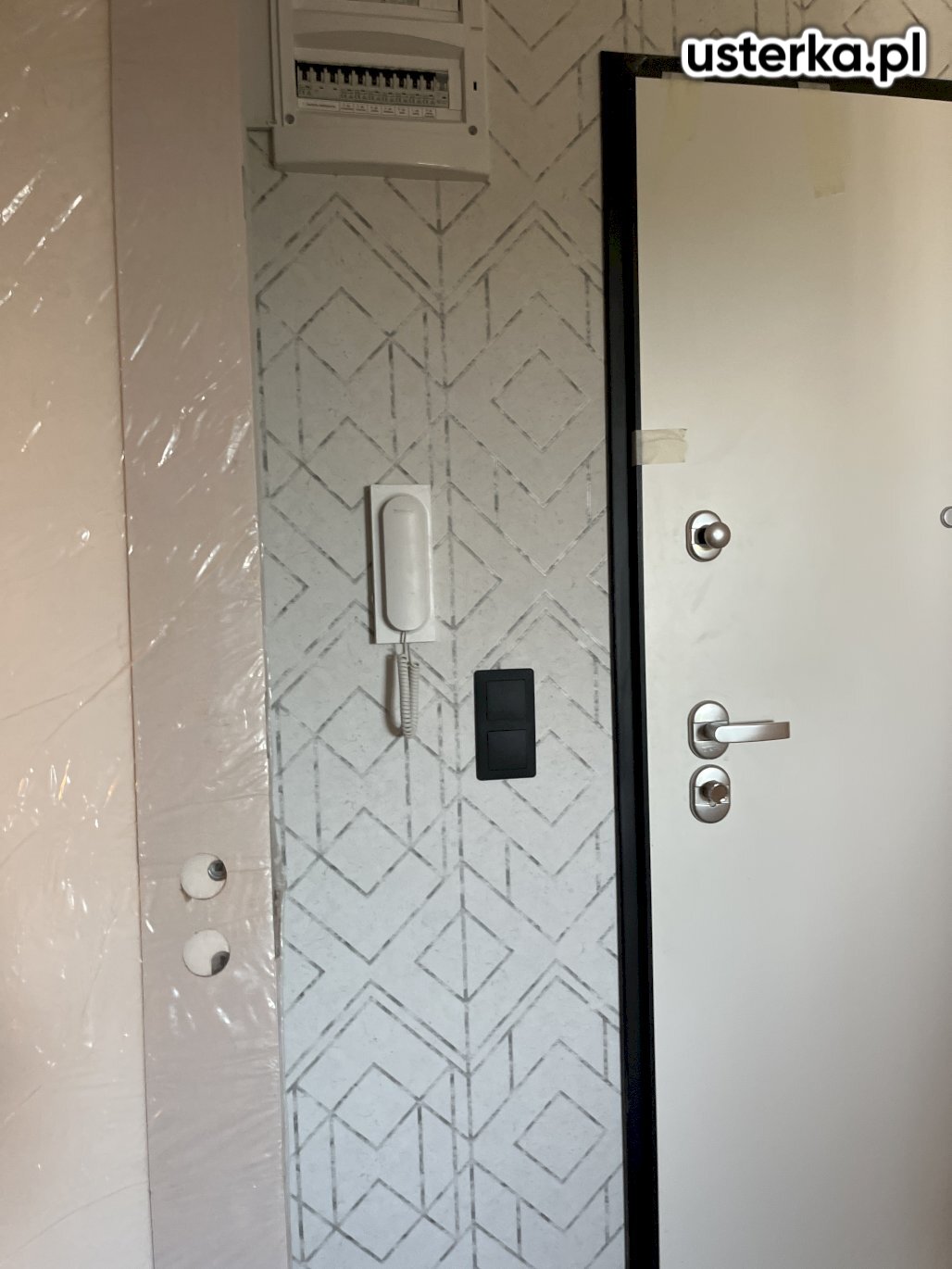 Zamontowano kinkiet oraz dwa paski LED na półkach łazienkowych. Podczas prac wykryto uszkodzenie przewodów w obwodzie oświetlenia łazienki, które naprawiono. Dodatkowo podłączono wyłącznik schodowy.