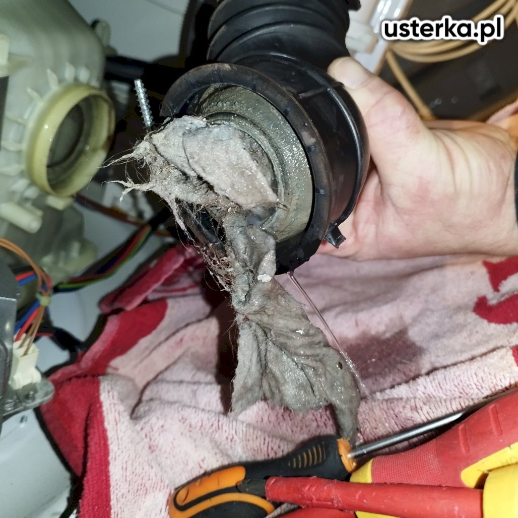 Zgłoszono problem z wypompowywaniem wody w pralce Hotpoint Ariston. Po sprawdzeniu filtra i węża spustowego stwierdzono zator w wężu łączącym bęben z pompą, spowodowany przez chusteczki i drobne przedmioty. Po usunięciu blokady pralka działa prawidłowo i odprowadza wodę bez przeszkód.
