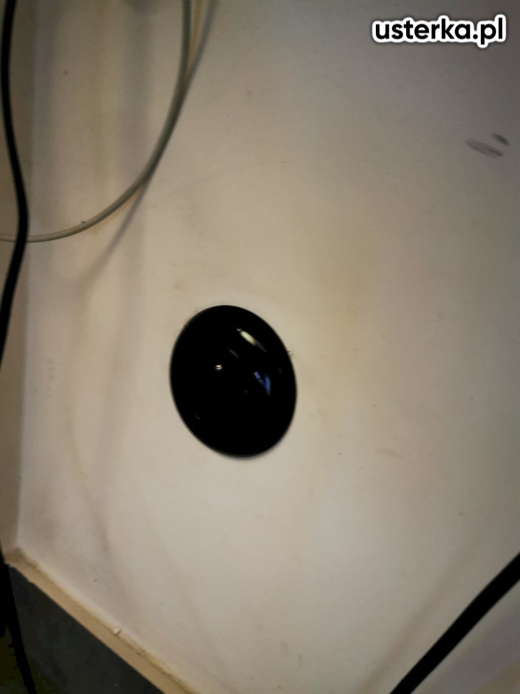 Wykonano poprawny montaż dwóch gniazdek w ścianie oraz naprawiono klamkę w drzwiach wewnętrznych. Zalecono wymianę klamki na nową.