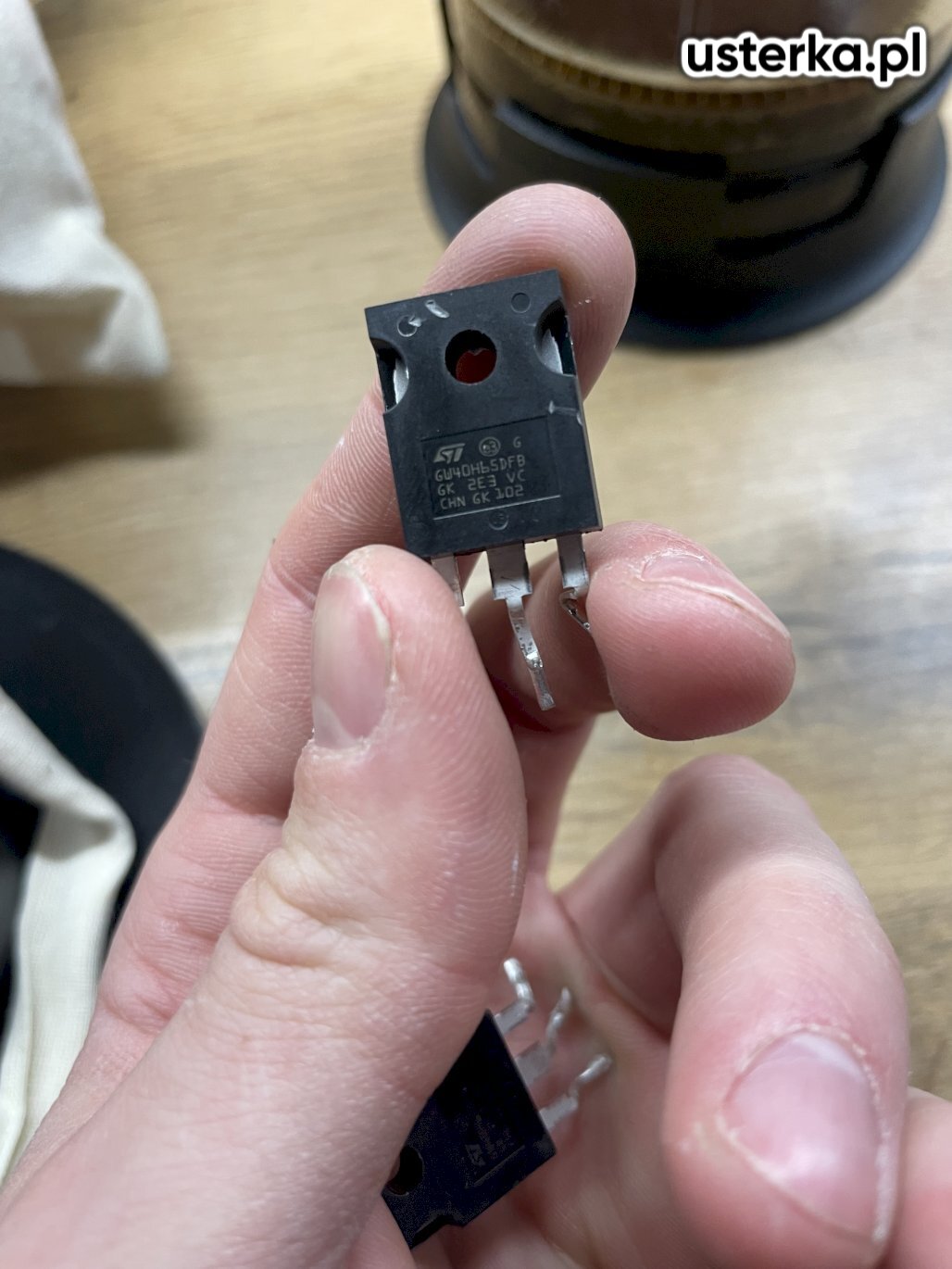 Podczas naprawy zidentyfikowano uszkodzone tranzystory, które były przyczyną wyłączenia bezpieczników.