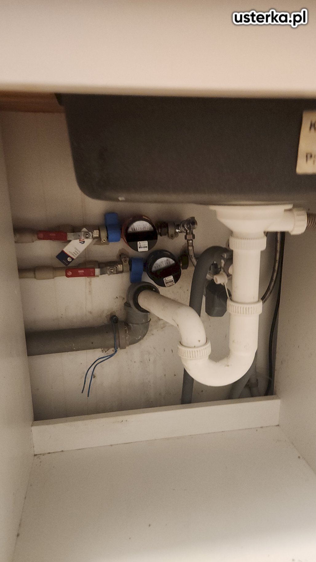 Przyczyną cofania się wody do zmywarki były zatkane rury kanalizacyjne.